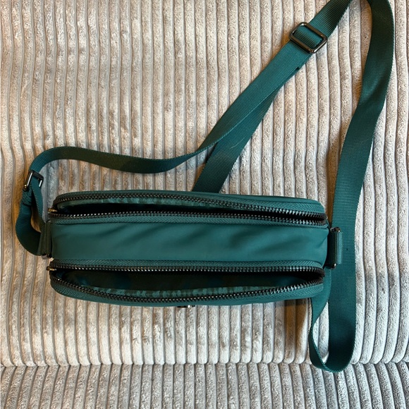 Green Jasper Lululemon Camera Bag Crossbody 2L Like New - Picture 6 of 7